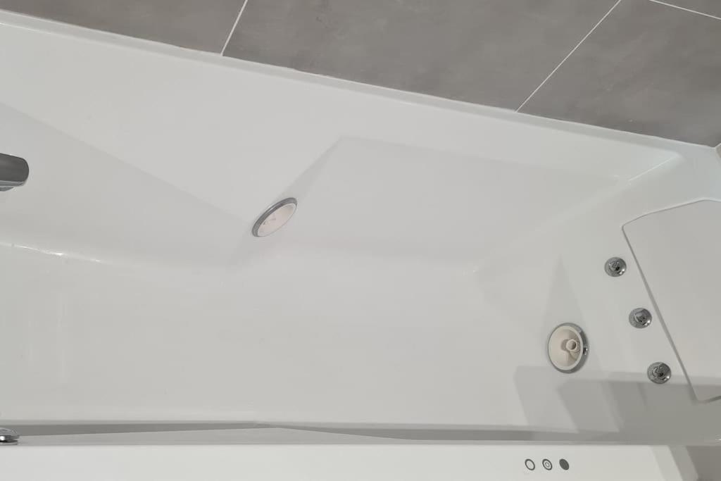 Charmant Logement Avec Jacuzzi Mantes-la-Jolie ภายนอก รูปภาพ